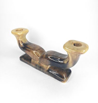 פלקרמיק - פלקרמיק. פמוט דו קני מתקופת קום המדינה, מבית מפעל פלקרמיק. בעל גלזורה בצבעי צהוב-חום-מוקה 