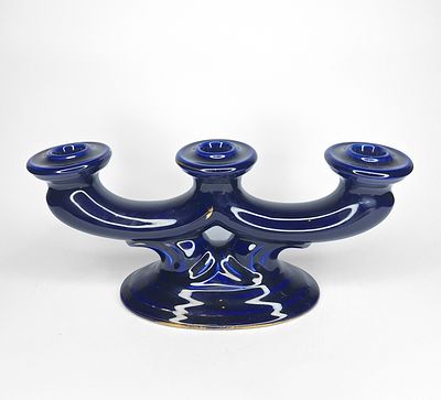 קדר - קדר קובלט. פמוט תלת קני תוצרת קדר, מסדרת הקובלט, קרמיקה ישראלית משנות ה-50-60. חתום