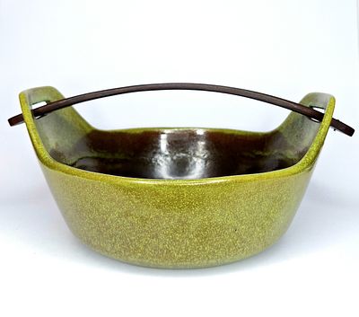 בית היוצר - בית היוצר. קערת קרמיקה ישראלית תוצרת בית היוצר. בצבע ירוק לימון כהה מרהיב, גלזורה 