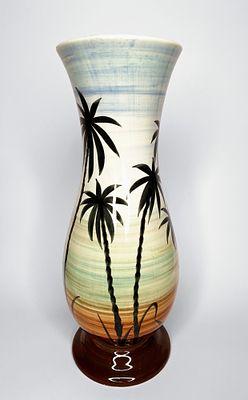 קדר - קדר. אגרטל קרמיקה ישראלית תוצרת קדר, מאויר על ידי רחל ארונובה, בציור ביד. האגרטל מציג דקלים 