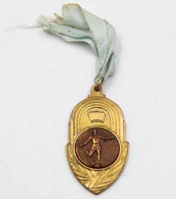 מדליה סיום עונה של הפועל חיפה, שנת 1973-74. בעונה זו הקבוצה זכתה בגביע המדינה אחרי ניצחון 0:1 