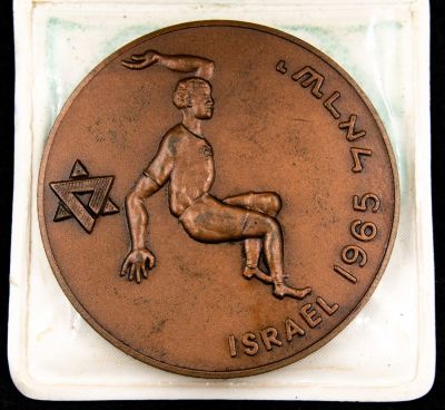 מדלית המכביה ה-7, ברונזה, 59 מ"מ, 1965, בנרתיק הענקה המקורי