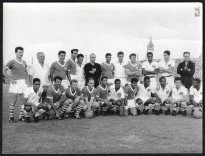 תצלום נדיר ביותר של קבוצת סנטוס הברזילאית, עם כוכב העל פלה, במשחק ידידות מול הפועל פתח-תקוה 