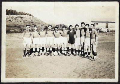 תצלום קבוצתי של קבוצת הפועל רמת גן 1945, למרגלות הר נפוליאון
