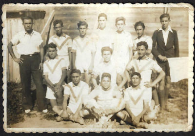 תצלום של קבוצת הנוער של מכבי התחייה תל-אביב, 1938, שהוקדש למאמן הקבוצה, מנחם מרימוביץ - שנפל 