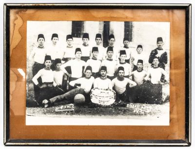 תצלום ממוסגר של קבוצת מתעמלים "אגדת צעירי הישיבות ירושלים", תרע"ד, 1914, פגמים. מידות כולל 