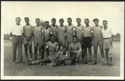 תצלום של קבוצת מכבי תל-אביב בכדורגל, 1936. רביעי מימין, עומד - פרי נויפלד האגדי, שלישי מימין 