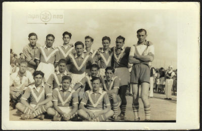 תצלום של קבוצת מכבי "אבשלום" פתח-תקוה בכדורגל, 1937, ראשון מימין - השוער האגדי וילי ברגר, שורה 