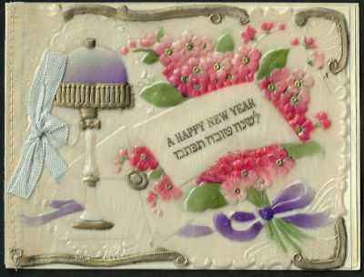 אגרת שנה טובה עשויה בקליט, כיתוב: "לשנה טובה תכתבו", כתובה בשפות אנגלית ויידיש, תוצרת גרמניה. 