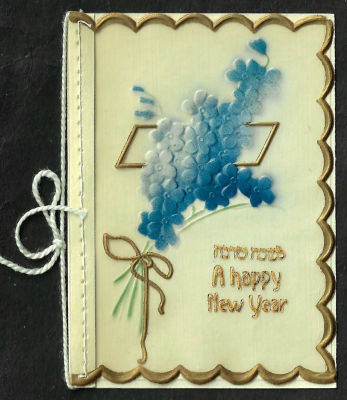 אגרת שנה טובה עשויה בקליט, כיתוב: "לשנה טובה", כתובה באנגלית, תוצרת גרמניה