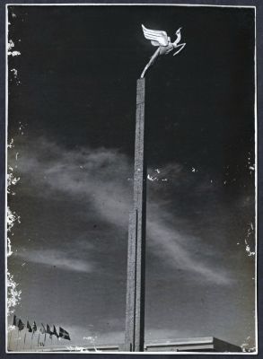 תצלום של יריד המזרח, 1932, בתל-אביב. התצלום חתום, כיתוב בצרפתית. פגמים. מידות: 23.5 ס"מ * 16.5 ס"מ