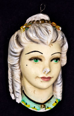 ראש אישה, פסל של מזרחי - בית מלאכה שייצר עבודות גבס בשכונת התקווה, שנות החמישים. הפריט הנו 