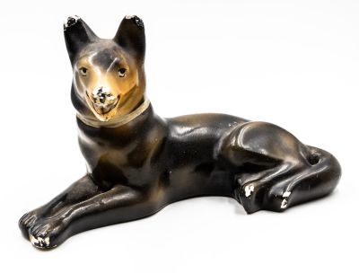 כלב זאב, פסל של מזרחי - בית מלאכה שייצר עבודות גבס בשכונת התקווה, שנות החמישים. הפריט הנו 