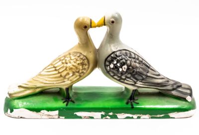 זוג יונים, פסל של מזרחי - בית מלאכה שייצר עבודות גבס בשכונת התקווה, שנות החמישים. הפריט הנו 