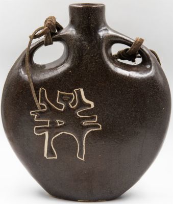 קיבוץ ברור חיל - אגרטל קיר לתלייה תוצרת קיבוץ ברור חיל, רצועת עור לתלייה מקורית. עבודת תבליט, חתום אמן