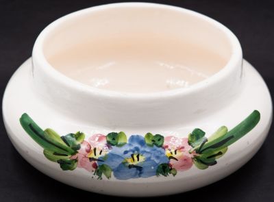 מנס - קערה תוצרת מנס, חתום, עבודת יד ציורי פרחים. ידית במבוק חסרה. גובה: 8 ס"מ קוטר: 20 ס"מ