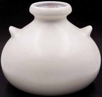 בית היוצר - אגרטל תוצרת בית היוצר, חתום צבי, צ'יפ קל בידית. גובה: 15 ס"מ קוטר: 17 ס"מ