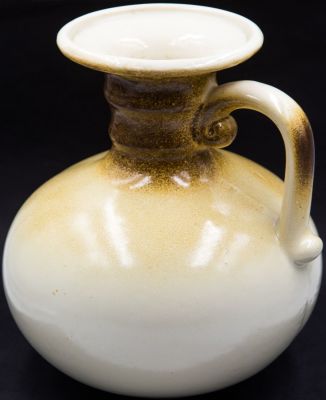 צבר - אגרטל תוצרת צבר, חתום. גלזורה מדורגת בגווני חום, צהוב ולבן. גובה: 20 ס"מ קוטר: 16 ס"מ