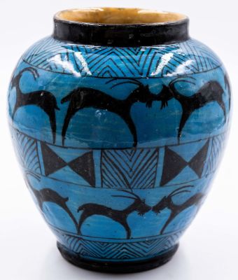 אגרטל בסגנון ארמני, ציור יד של עיזים וצורות גיאומטריות, גווני שחור וכחול, לא חתום, יצרן לא ידוע. 