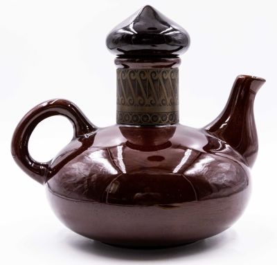 בית היוצר - קומקום דקורטיבי תוצרת בית היוצר, גדול ומרשים הכולל מכסה, עיטור נחושת בעבודת צריבה, לא חתום