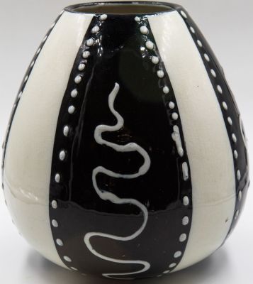 פלקרמיק - אגרטל תוצרת פלקרמיק, עיטור בתבליט בצבעי שחור ולבן, חתום, סדרת הסטודיו. גובה: 18 ס"מ קוטר: 