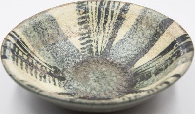 חרסה - קערה תוצרת חרסה, גווני חום צהוב וירוק, חתום. קוטר: 15 ס"מ