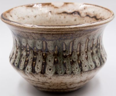 חרסה - אגרטל תוצרת חרסה, גווני חום ולבן, חתום עזז. גובה: 11 ס"מ קוטר: 16 ס"מ