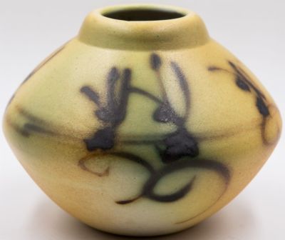 חרסה - אגרטל תוצרת חרסה, עיטור אבסטרקטי בשחור על רקע גווני צהוב, חתום עזז. גובה: 11 ס"מ קוטר: 14 ס"מ