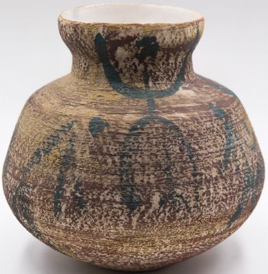 חרסה - אגרטל תוצרת חרסה, מעוטר בצביעה מיוחגת בחום וירוק, דמויות על מרקם מחוספס, חתום עזז. גובה: 15 