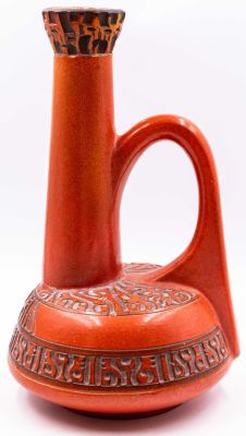 קרמית נתניה - אגרטל תוצרת קרמית נתניה, גלזורה כתומה, עיטור אבסטרקטי בחריטה, חתום, סדק בבסיס הצוואר 