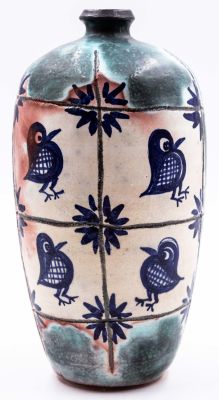 איתן יפו - אגרטל עבודת יד של האמן איתן, מעוטר ביד ציפורים וצמחיה, חתום איתן יפו. גובה: 25 ס"מ קוטר: 