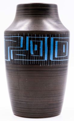 פלקרמיק - אגרטל תוצרת פלקרמיק, עיטורים גיאומטריים בחריטה, גווני חום, שחור וכחול, חתום. גובה: 22 ס"מ 