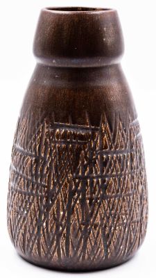 בית היוצר - אגרטל תוצרת בית היוצר, עיצוב יוצא דופן, מעוטר בחריטה ועליה גלזורה חומה, חתום בית היוצר צבי