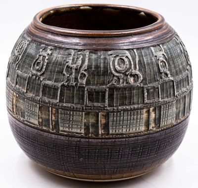 קיבוץ ברור חיל - אגרטל תוצרת קיבוץ ברור חיל, גדול מימדים, מעוטר בתבלטים בעבודת חריטה, גוונים ירוק 