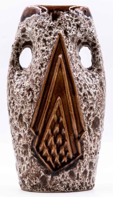 כדן - אגרטל תוצרת כדן, מעוטר בתבליט להבה, גלזורה לבנה מוקצפת, לא חתום. גובה: 28 ס"מ