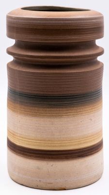 קיבוץ ברור חיל - אגרטל תוצרת קיבוץ ברור חיל, מעוטר בחריטות היקפיות בגווני חום, שחור ולבן. גובה: 