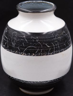 לפיד - אגרטל תוצרת לפיד, תקופת מוקדמת (מראשית החברה), נוצר בידי האמנית אלסבת כהן, עבודת אבניים 