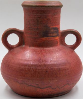 צבר - אגרטל תוצרת צבר, מעוצב בצורת כד יהודי עתיק, עבודת אובניים, חתום גלזורה פנימית. גובה: 17 ס"מ 