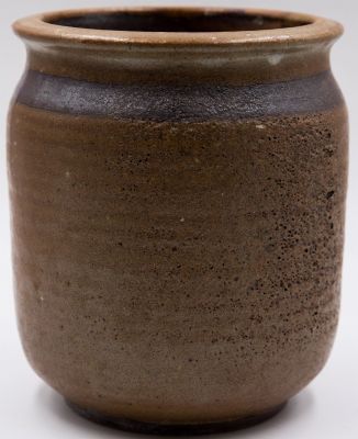 ג'ין מאייר - אגרטל תוצרת ג'ין מאייר קיבוץ עין השופט, עבודת אובניים, חתום. ככל הנראה הושם בתוכו 