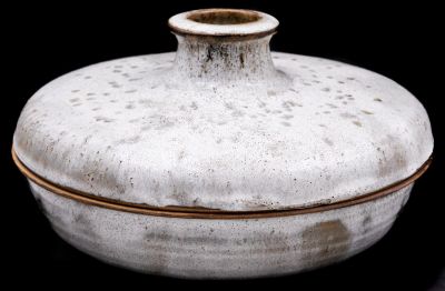 ג'ין מאייר - קערה תוצרת ג'ין מאייר קיבוץ עין השופט, עבודת אובניים ומכסה מסיבי, מעוטרת בזיגוג לבן 