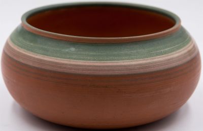 רינה פלג - קערה עבודת יד מאת רינה פלג, קיבוץ שער העמקים, עבודת אובניים, שנות החמישים, גוונים ירוק 