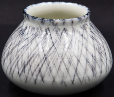 לפיד - אגרטל קטן תוצרת לפיד, דוגמת קווי עיפרון (דוגמה מבוקשת ביותר), חתום. גובה: 6 ס"מ קוטר: 8 ס"מ