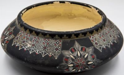 קרנת - קערה תוצרת קרנת, צביעה קרה מאוחרת בדוגמת כוכבים, חתום בידי האמן. גובה: 8 ס"מ קוטר: 23 ס"מ