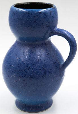 לפיד - אגרטל תוצרת לפיד, צבוע בגלזורה מט כחול מנוקד, חתום, פגם ביצור בדמות סדק פנימי בשפה העליונה. ג 