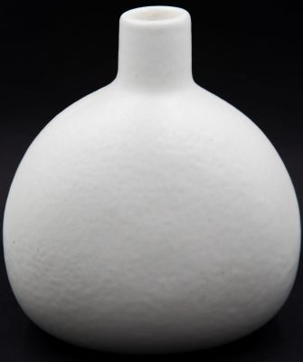 בית היוצר - אגרטל, ככל הנראה תוצרת בית היוצר, צורת בקבוק, לא חתום. גובה: 16 ס"מ רוחב: 14 ס"מ