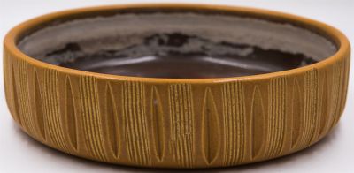 בית היוצר - קערה תוצרת בית היוצר, מעוטרת בחריטה, חתום צבי בית היוצר. גובה: 5.5 ס"מ קוטר: 21 ס"מ