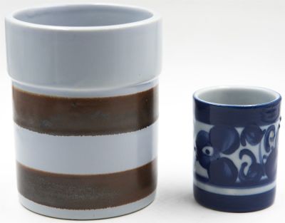 לפיד - לוט כלי איחסון ללא מכסה: 1. מיכל לפלפל מסדרת ערבסק של לפיד, סדק. חתום בתיה. גובה: 7 ס"מ. 2. 