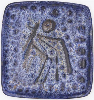 חרסה - צלחת תוצרת חרסה, ריבועית, גלזורה מבעבעת בגווני כחול. עברה תיקוני הדבקה, לא חתום. מידות: 19 ס"מ