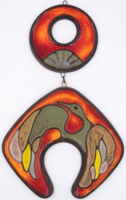 זוהר גורי - עבודת מובייל לתלייה על הקיר מאת זוהר גורי, שני חלקי קרמיקה מעוטרים בתבליט וצבעי אמייל. א 