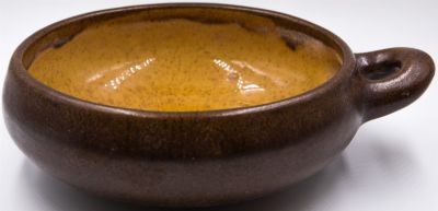 בית היוצר - קערה תוצרת בית היוצר, גלזורה פנימית בגווני צהוב חום וגלזורה חום מט חיצונית, לא חתומה. או 